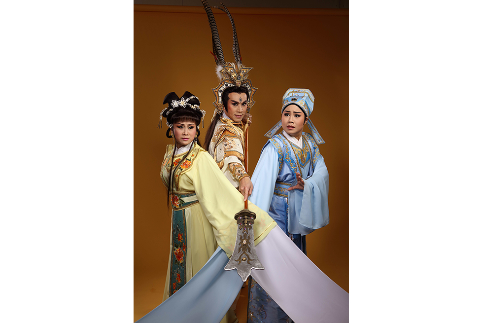薪傳歌仔戲劇團《寶蓮燈》左起張孟逸飾三聖母、古翊汎飾二郎神、江亭瑩飾劉彥昌