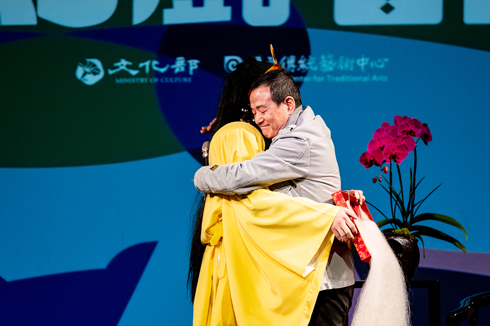 當代傳奇劇場吳興國老師擁抱習藝生張偉全