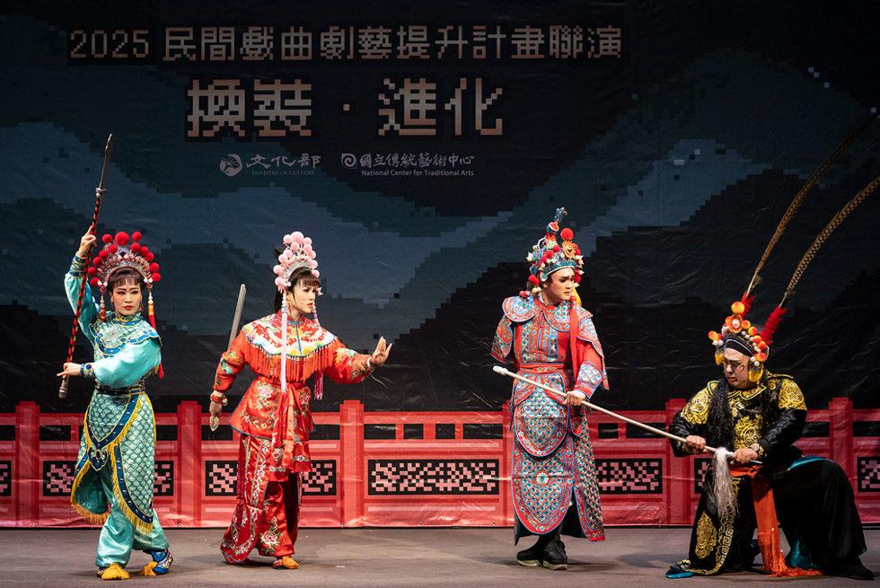 06景勝戲劇團《狄龍收玉面虎》，由四名培訓人員帶來精彩武打片段，展現學習成果(培訓人員由左至右：任潔儷、江依亭、江宇皓、譚彥志)