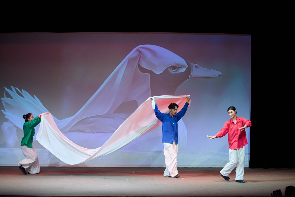 「壁」製作委員會《皇上還沒來的時候》打造跨時代、跨領域的創作形式，重新詮釋戲曲與科技藝術的當代表現(左起：陳恩綺、黃昶然、黃若琳)