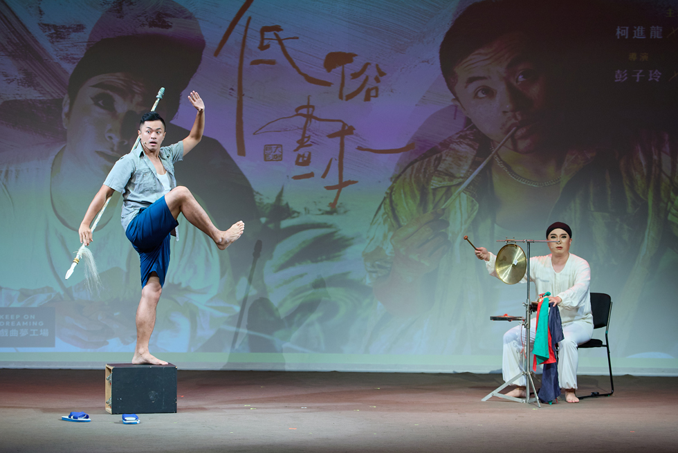 烏犬劇場《低・俗・畫本》兩位歌仔戲演員將在劇中展現十八般技藝(左起：柯進龍、詹佳穎)