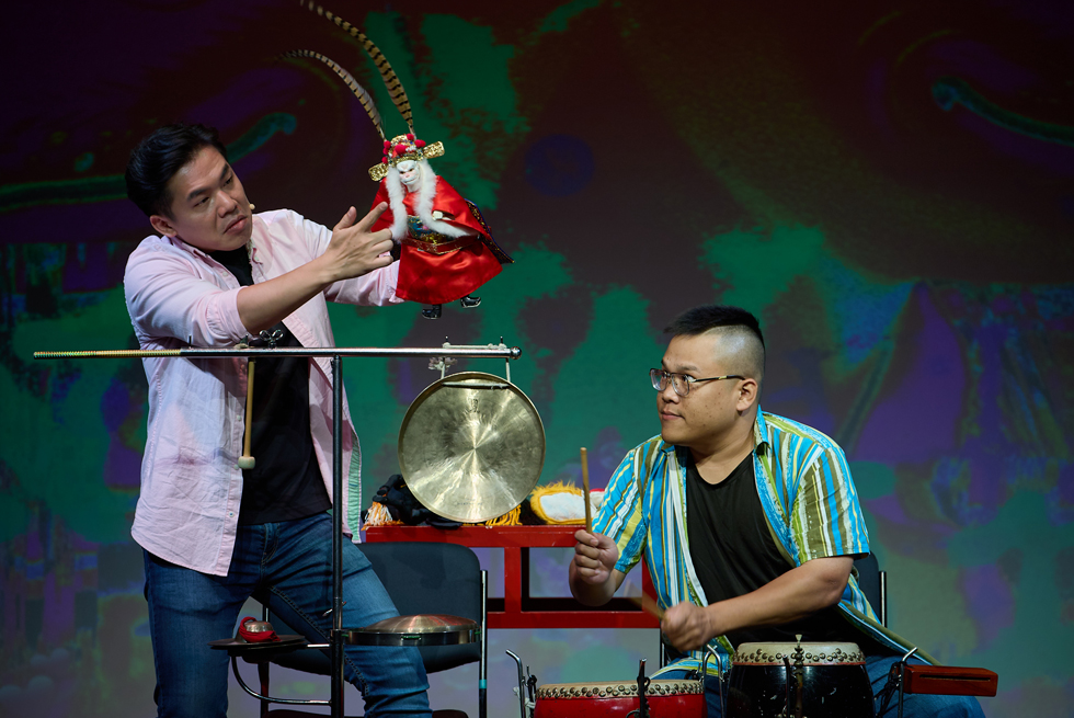 臺北木偶劇團《鬧・NOW》呈現布袋戲「雙棚絞」的歷史剪影，「鬧」出一頁當代新篇章