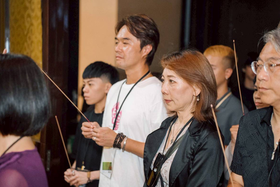 策展人郎祖明、總導演郎祖筠率領傳藝大道主持人柯大堡與孫凱琳共同為典禮向祖師爺上香祈福。