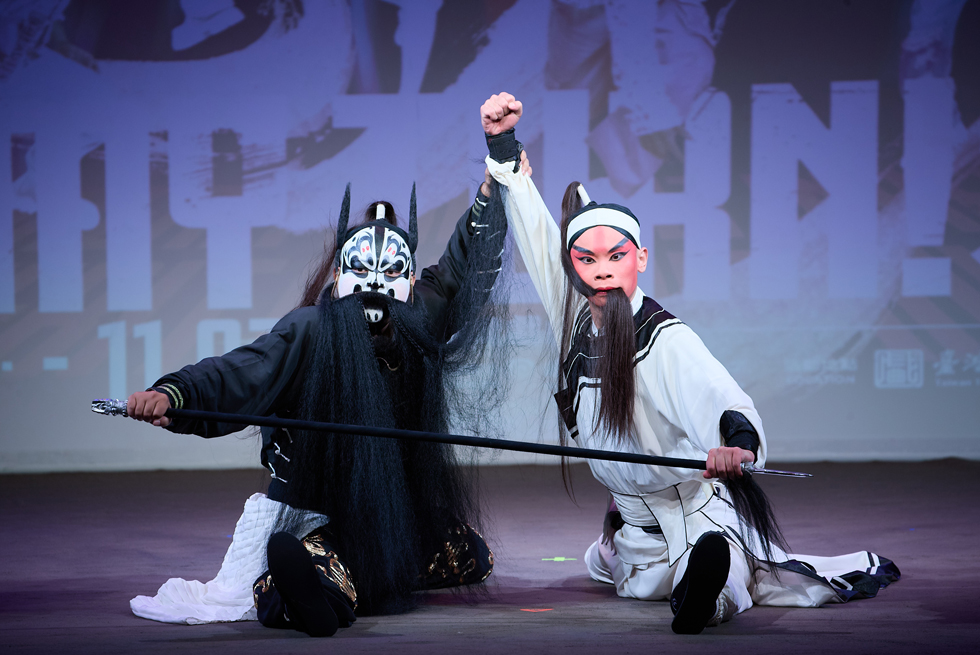 臺灣豫劇團《戰馬超》新秀劉冠廷(右)飾演馬超、邱昭源(左)飾演張飛