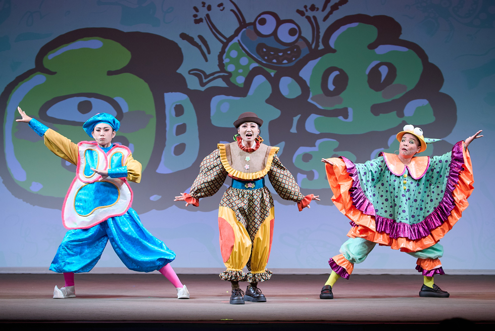 看戲劇團《白賊蟲》改編自蕭湄羲繪本《謊話蟲》，導入社會情緒學習理念，傳遞誠實與勇氣的情感教育。