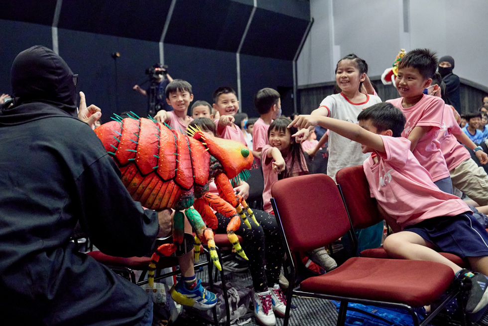 傳藝中心「兒童布袋戲劇本創作推廣計畫」旨在創作能夠引發兒童共鳴，並在教育中兼顧趣味及娛樂性的布袋戲作品。(圖為第一屆得獎作品成果試演現場孩子近距離感受布袋戲的魅力。