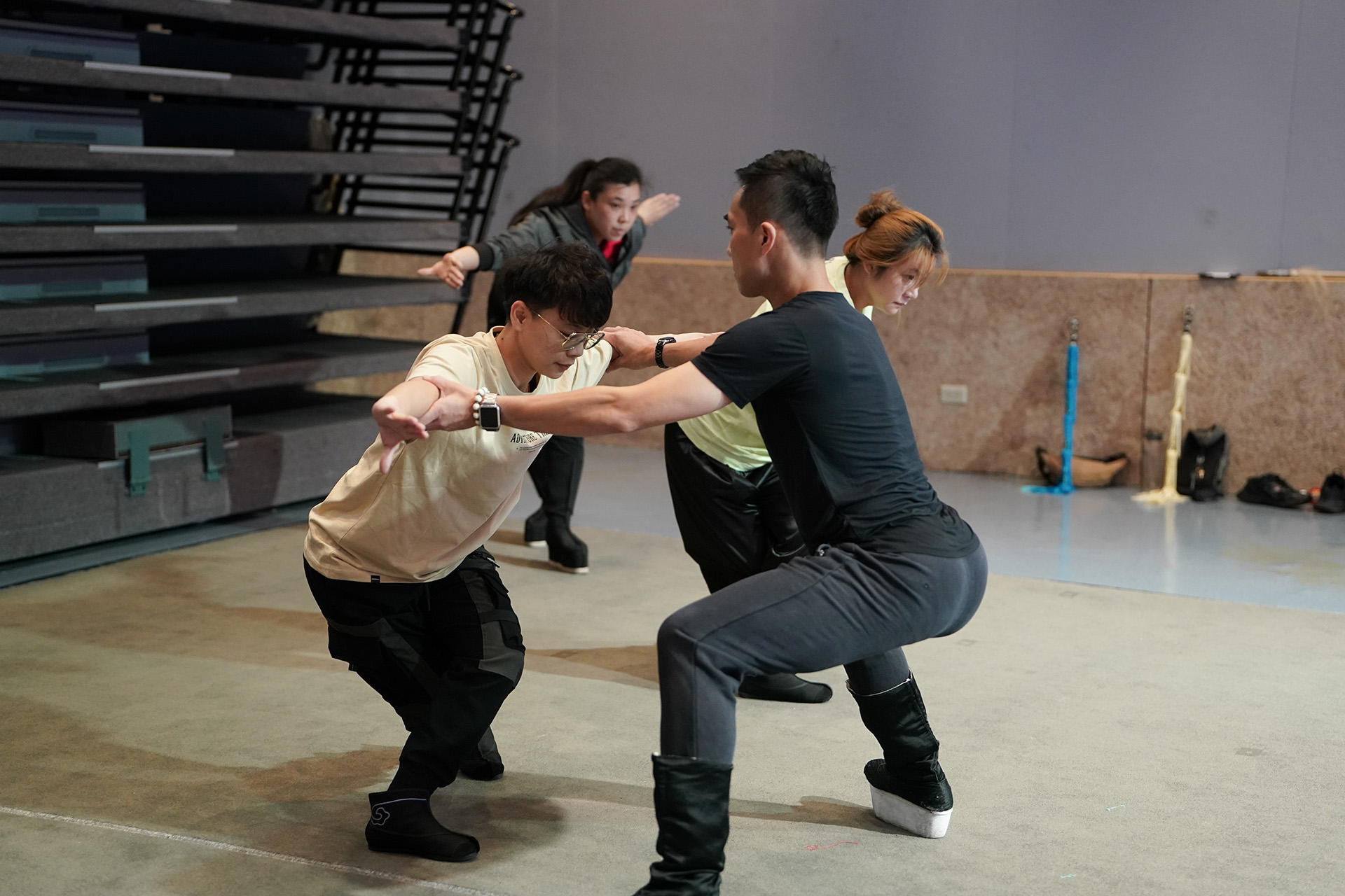 圖說：郭姿蓉在古翊汎教導下，練習身段。（賴慧君攝影）