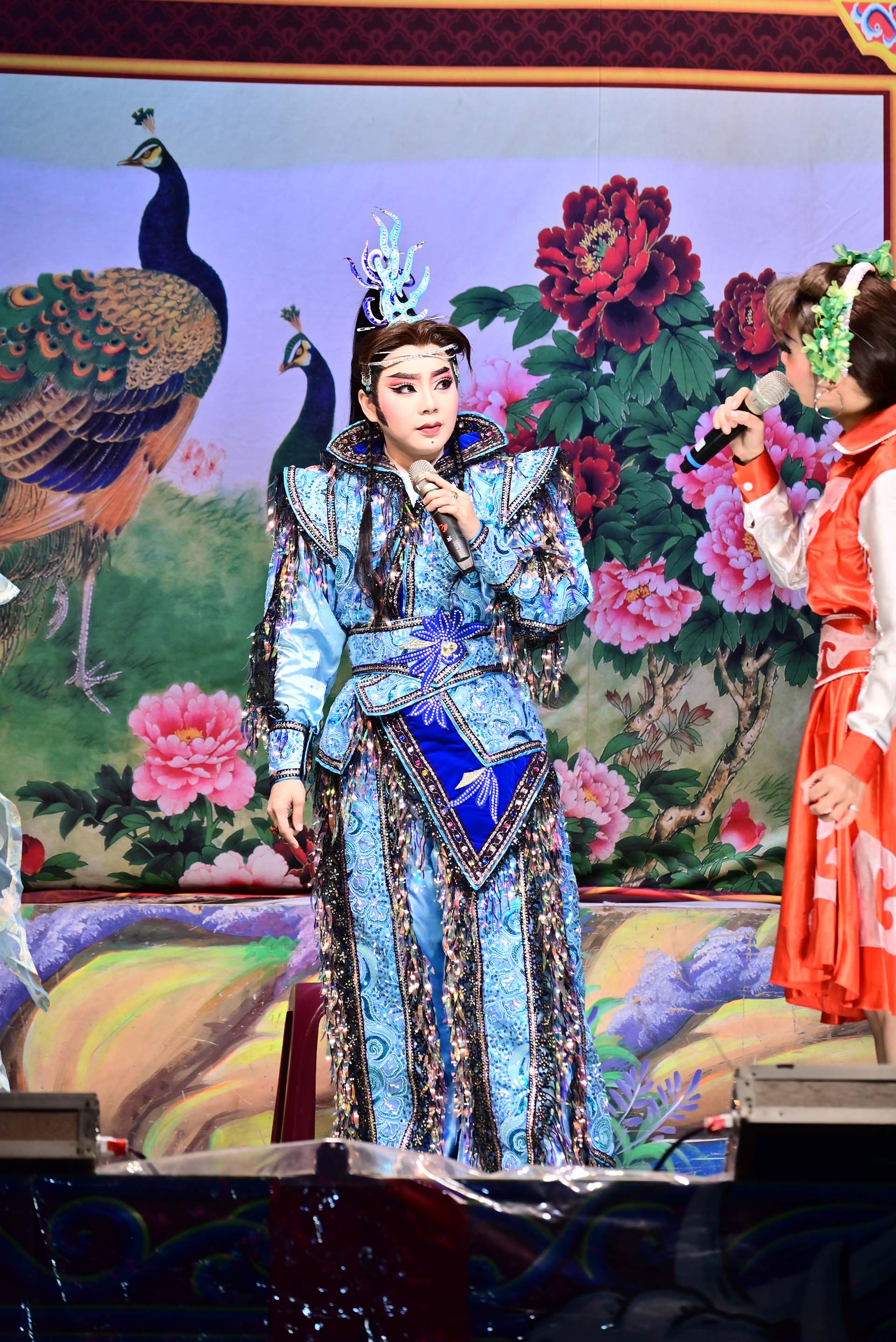 郭姿蓉在外台演出。（郭姿蓉提供）