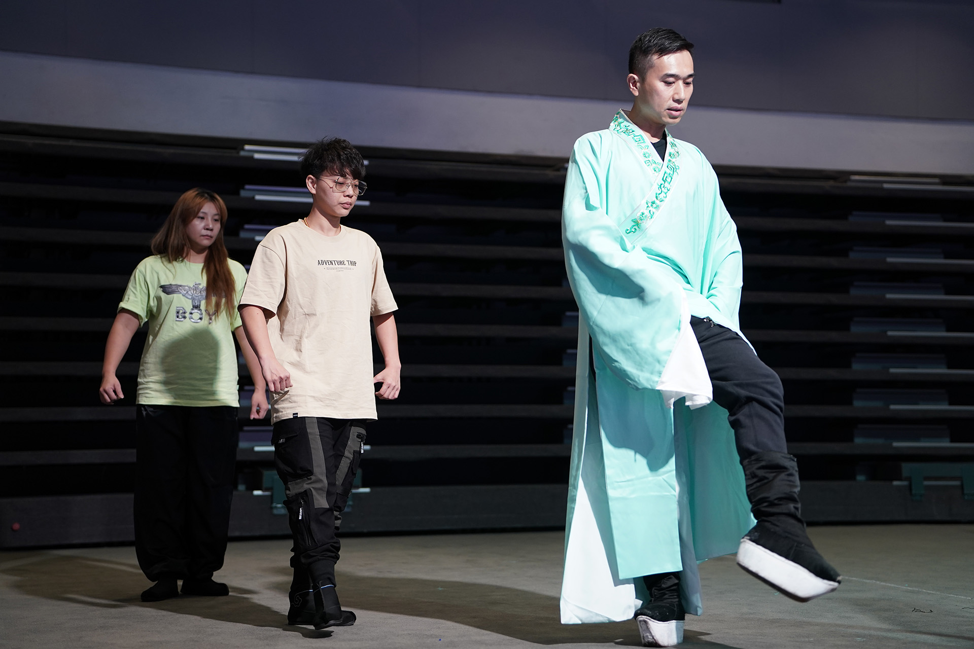 郭姿蓉在古翊汎教導下，練習身段。（賴慧君攝影）