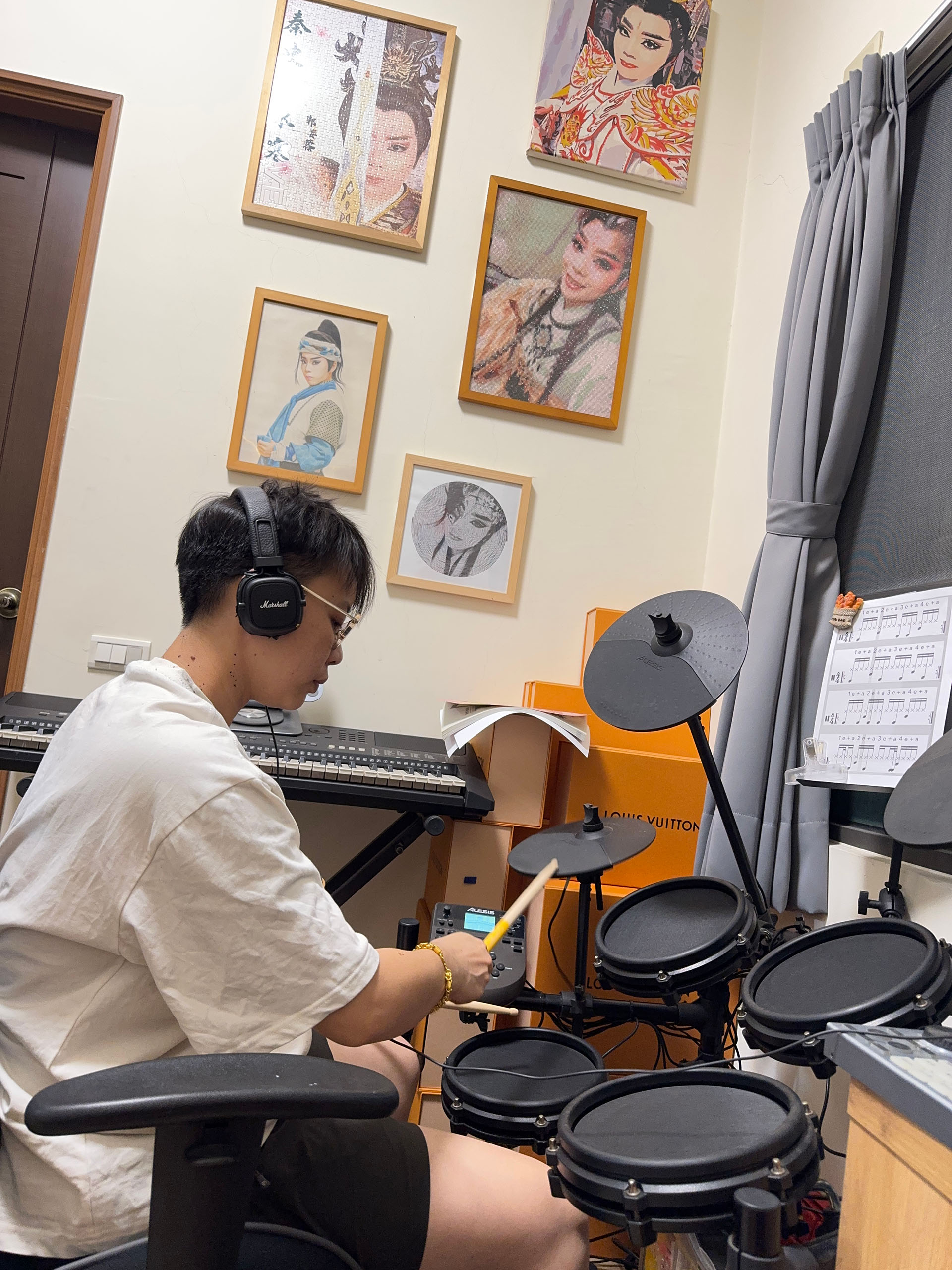 沉浸在電子鼓中的郭姿蓉。（郭姿蓉提供）