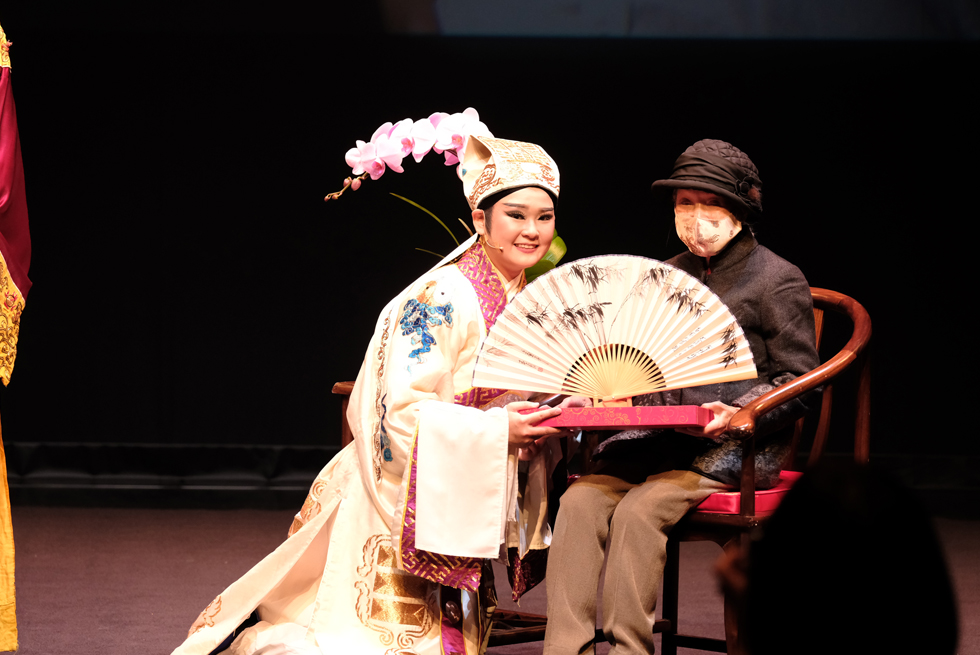 謝師禮-吳妍菲獲廖瓊枝藝師頒贈傳承配件。