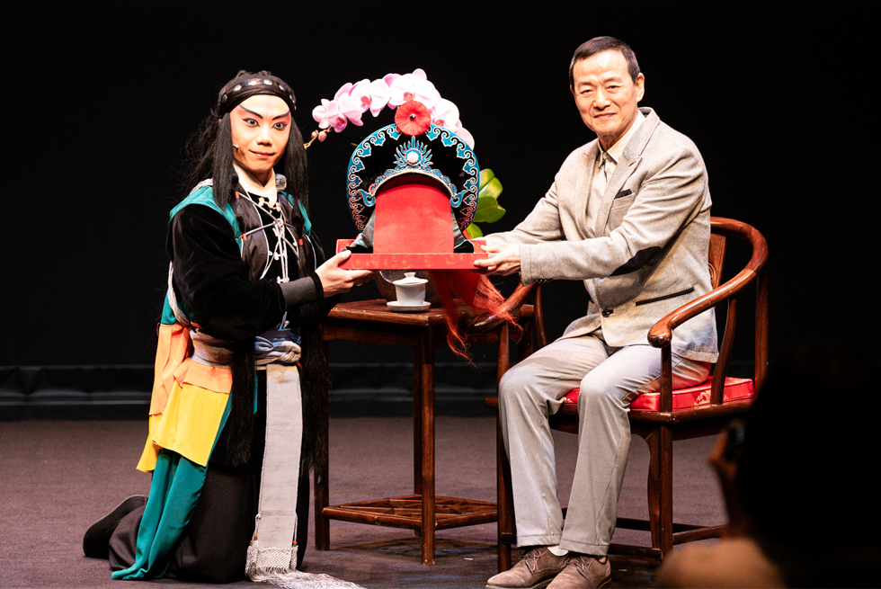 謝師禮-李軒綸獲吳興國藝師頒贈傳承配件。