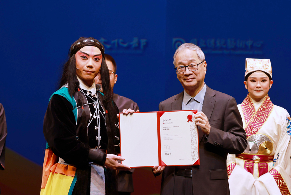 文化部長李遠親授證書予當代傳奇劇場結業習藝李軒綸（左）。