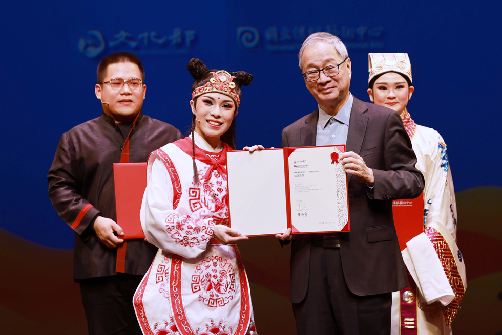 文化部長李遠親授證書予唐美雲歌仔戲團結業習藝生吳宜蓁（左）。