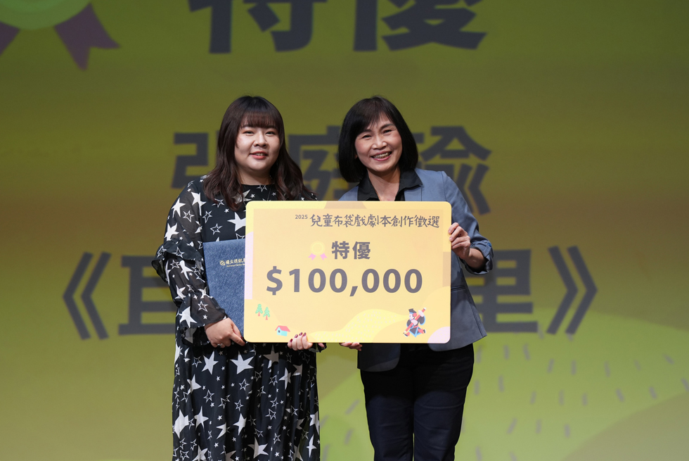 特優入選者張庭瑜(左)，由陳主任(右)頒贈入選證書。