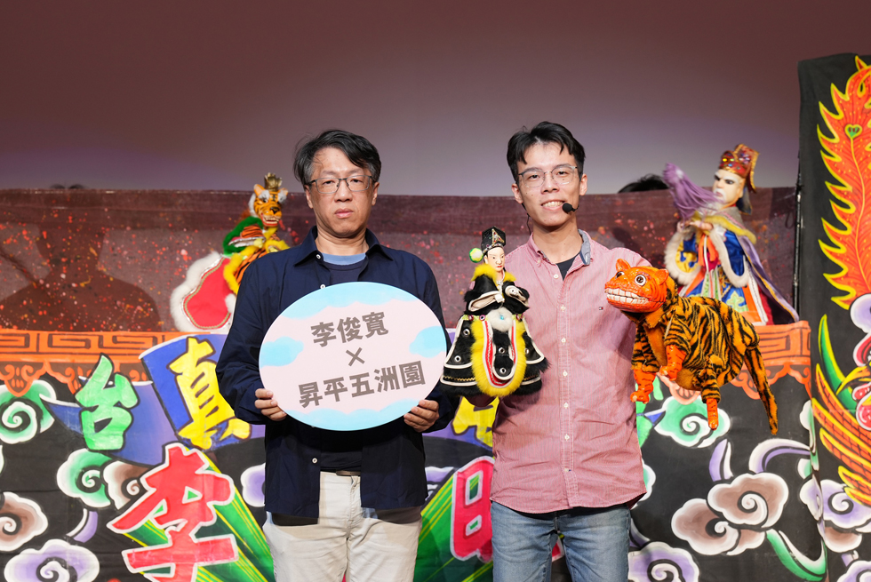 國立傳統藝術中心牽起優選入選者李俊寬(左)與昇平五洲園的合作，右為主演林瑞騰。