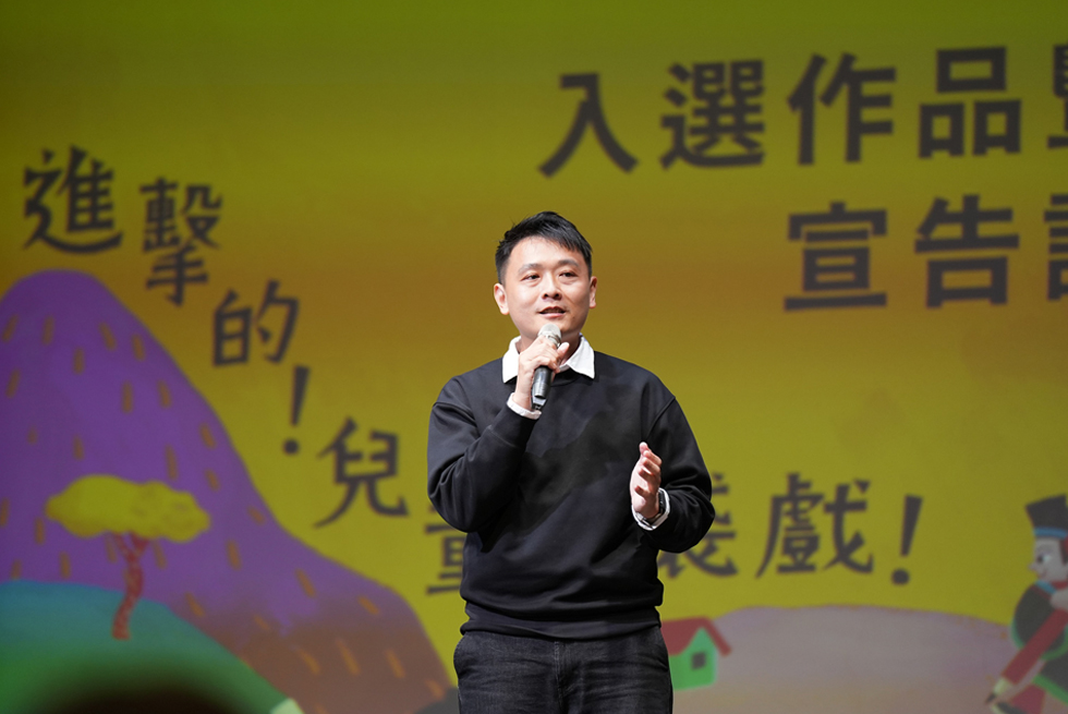 評審委員代表吳岳霖老師介紹徵件與評選概況。