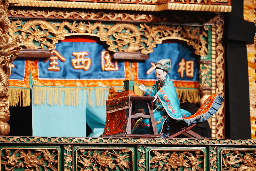 全西園掌中劇團洪啟文演師以精湛細膩的操偶繼續演繹古冊戲《馬鞍山》