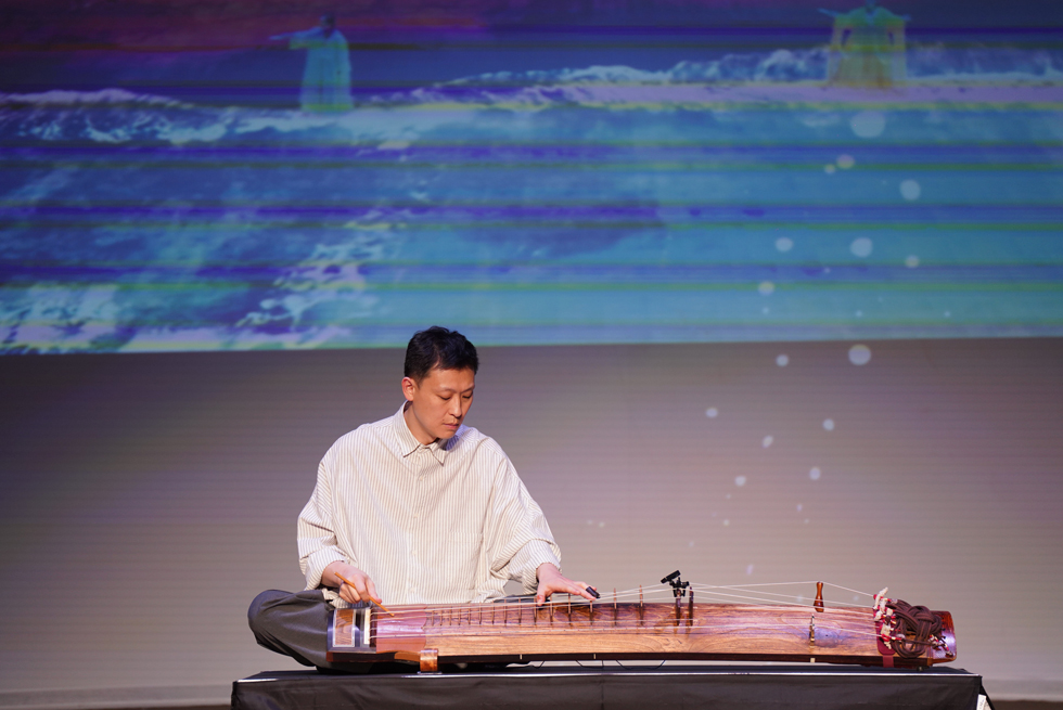 全國國樂比賽《總統獎》得主MUTO成員玄琴藝術家朴佑宰(박우재)現場演奏，展現出玄琴特有低沉雄厚的音色