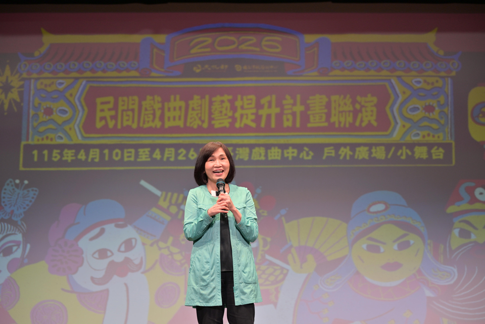 傳藝中心陳悅宜主任邀請所有觀眾重回外台戲棚，四月周末一起來戲曲中心感受廟口看戲的溫暖情懷。